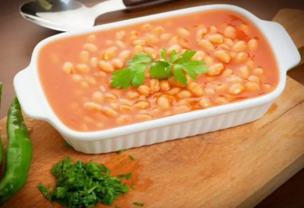 Uma travessa com feijão feito na panela elétrica de arroz.