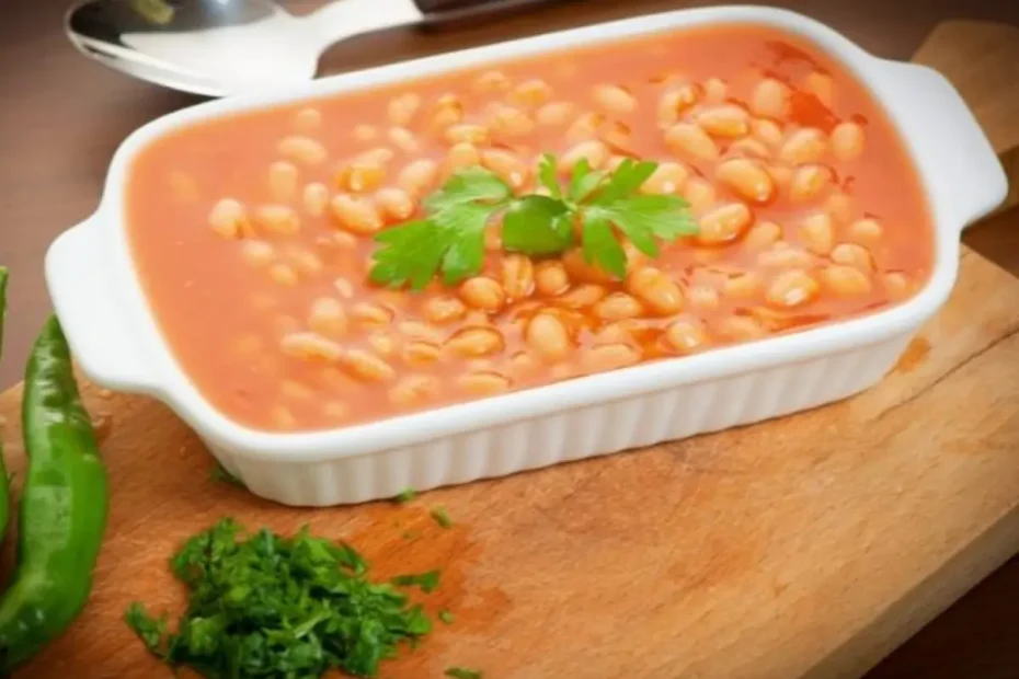 Uma travessa com feijão feito na panela elétrica de arroz.