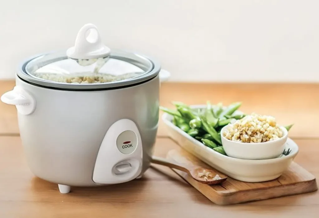 Uma panela elétrica de arroz em uma mesa.