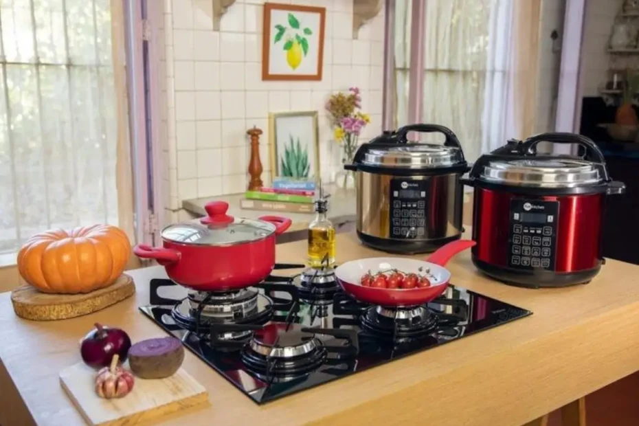 Uma bancada com fogão panelas convencionais e duas panelas elétricas de arroz.