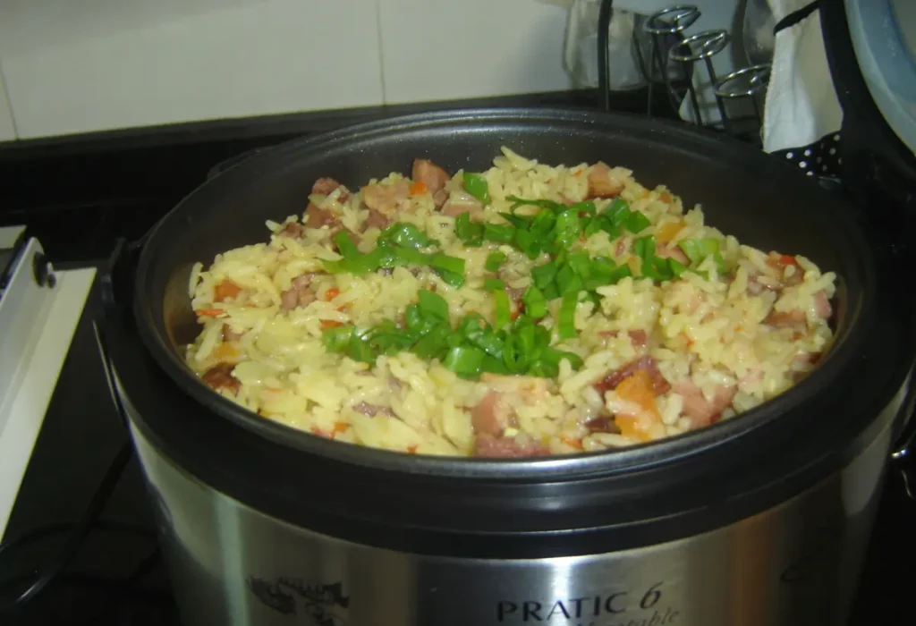 Arroz carreteiro feito em uma panela de arroz elétrica.