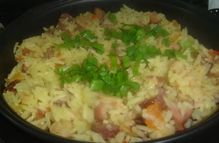 Arroz carreteiro feito na panela de elétrica.