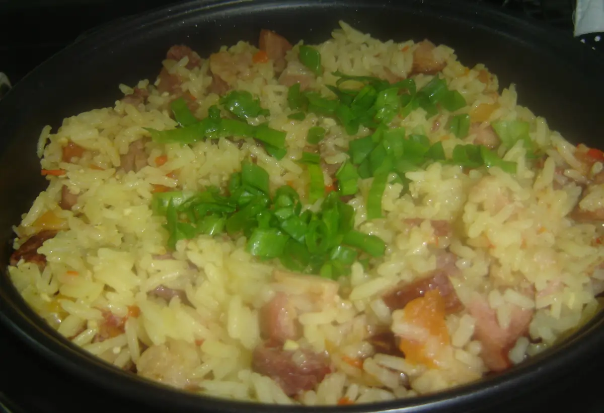 Arroz carreteiro feito na panela de elétrica.