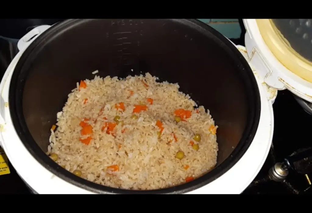 Arroz integral sendo preparado em uma panela de arroz elétrica.