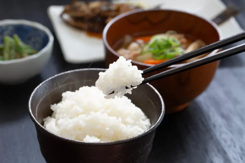 Uma tigela com arroz japonês pronto para ser servido.