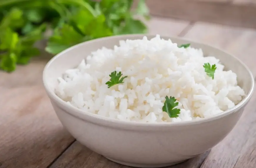 Uma tigela com arroz soltinho.