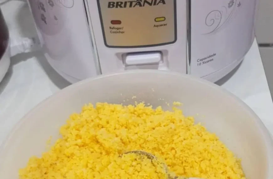 Uma tigela de cuscuz feito na panela elétrica de arroz.