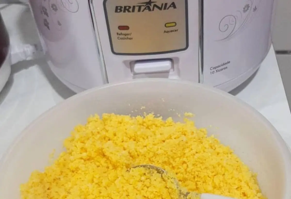 Uma tigela de cuscuz feito na panela elétrica de arroz.
