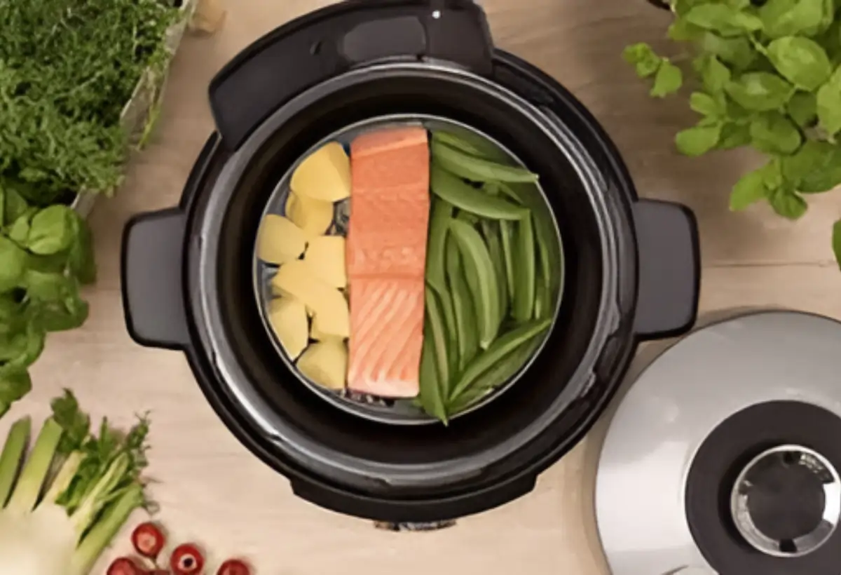 Legumes sendo feito em uma panela elétrica de arroz.