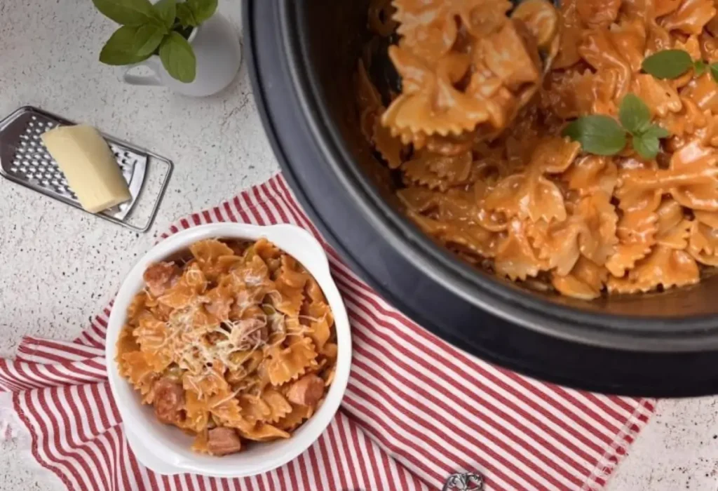 Macarrão sendo preparada no panela elétrica de arroz.