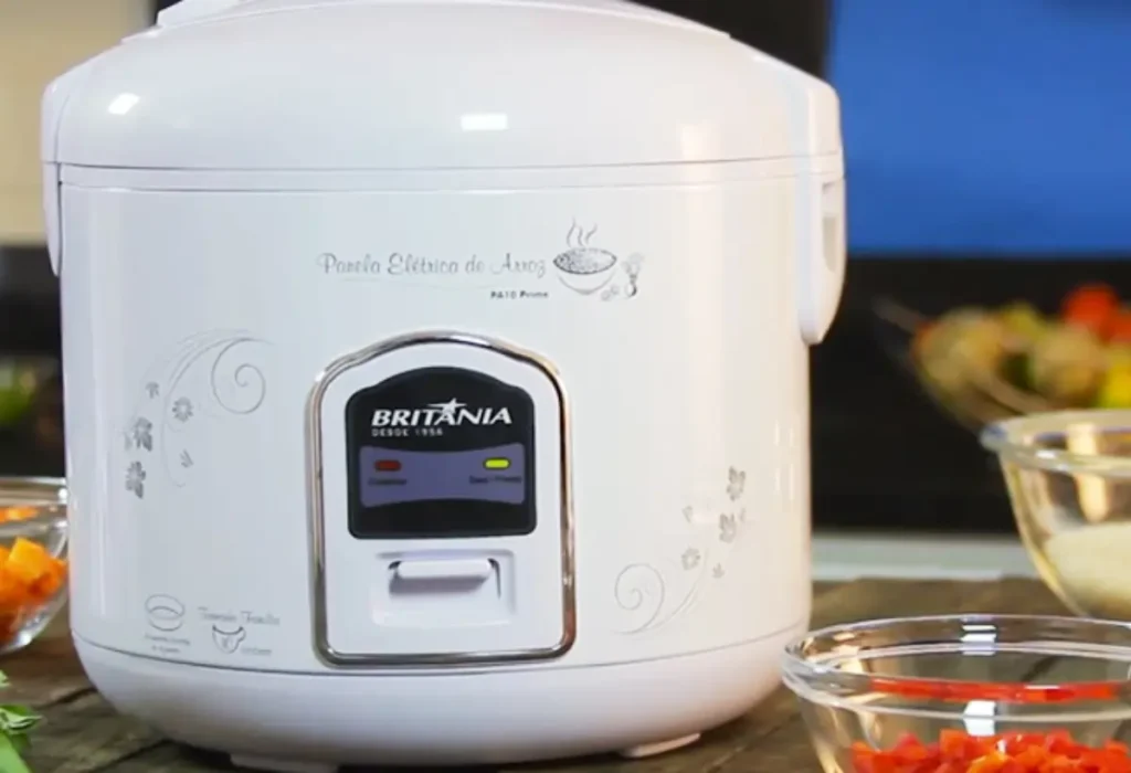 Uma panela elétrica de arroz em uma bancada.
