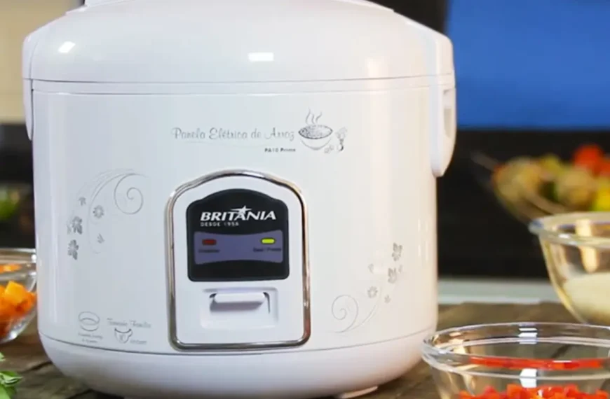 Uma panela elétrica de arroz em uma bancada.