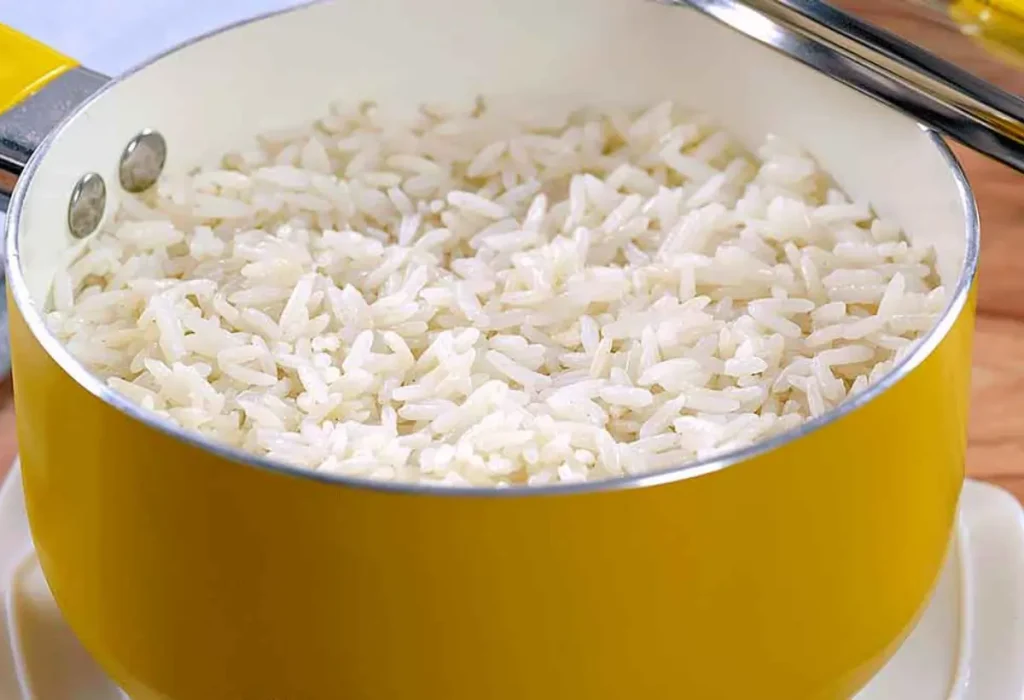Uma panela com arroz sendo preparada.