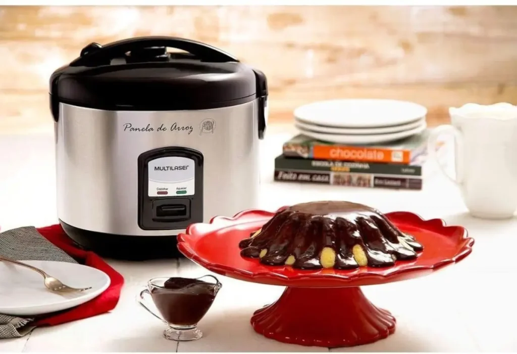 Uma panela elétrica de arroz com um bolo feito nela.