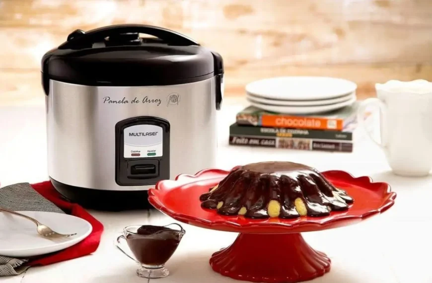 Uma panela elétrica de arroz com um bolo feito nela.