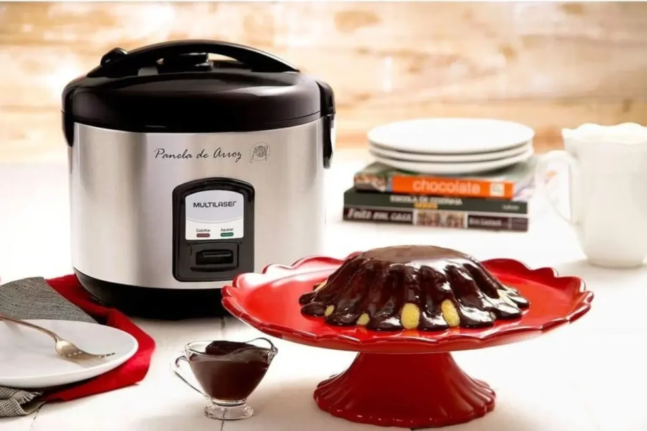 Uma panela elétrica de arroz com um bolo feito nela.