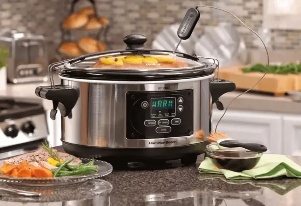 Uma panela elétrica em uma bancada.