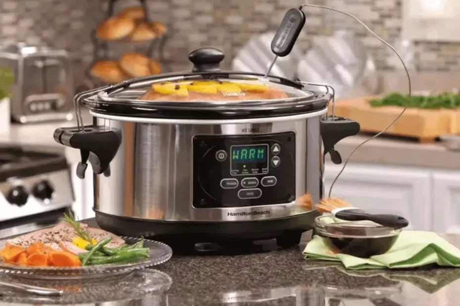 Uma panela elétrica em uma bancada.