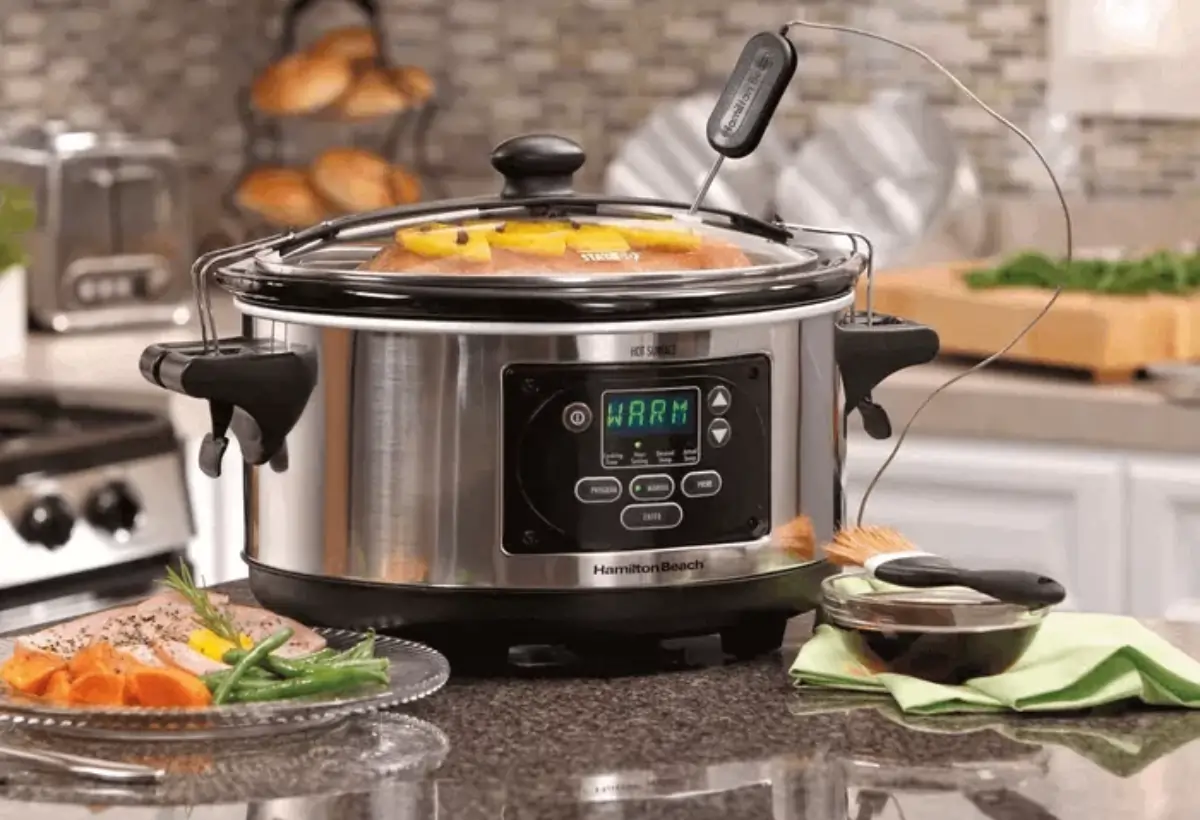 Uma panela elétrica em uma bancada.