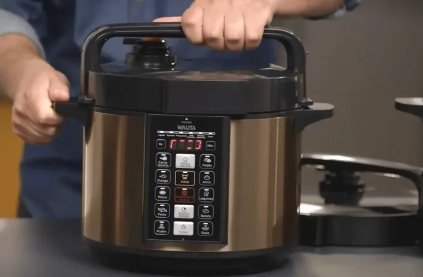 Uma panela elétrica em uma mesa.