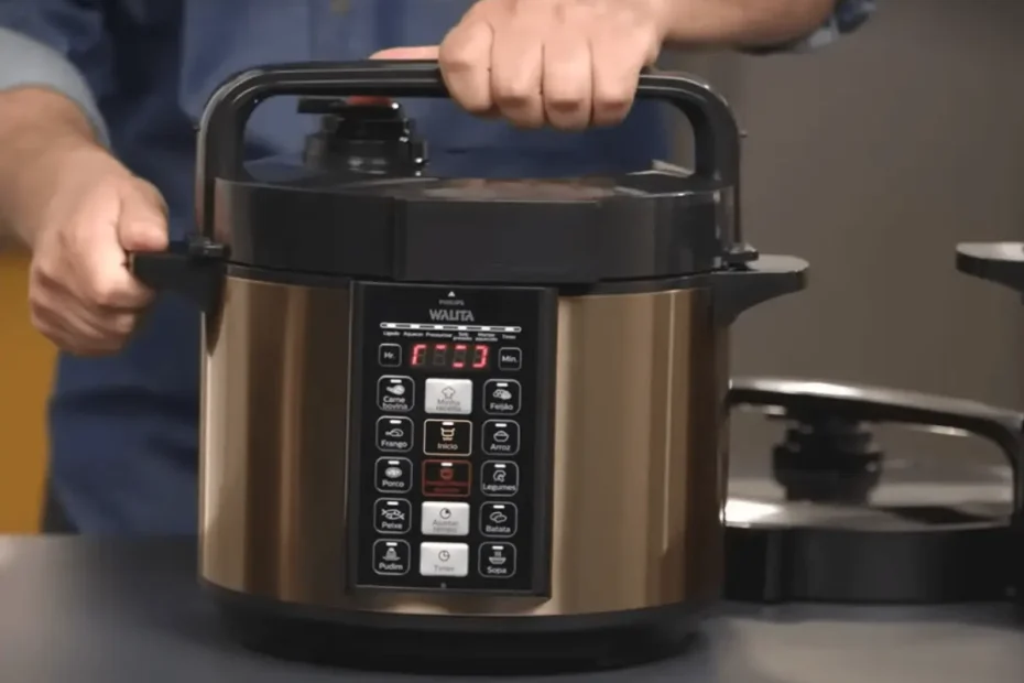 Uma panela elétrica em uma mesa.