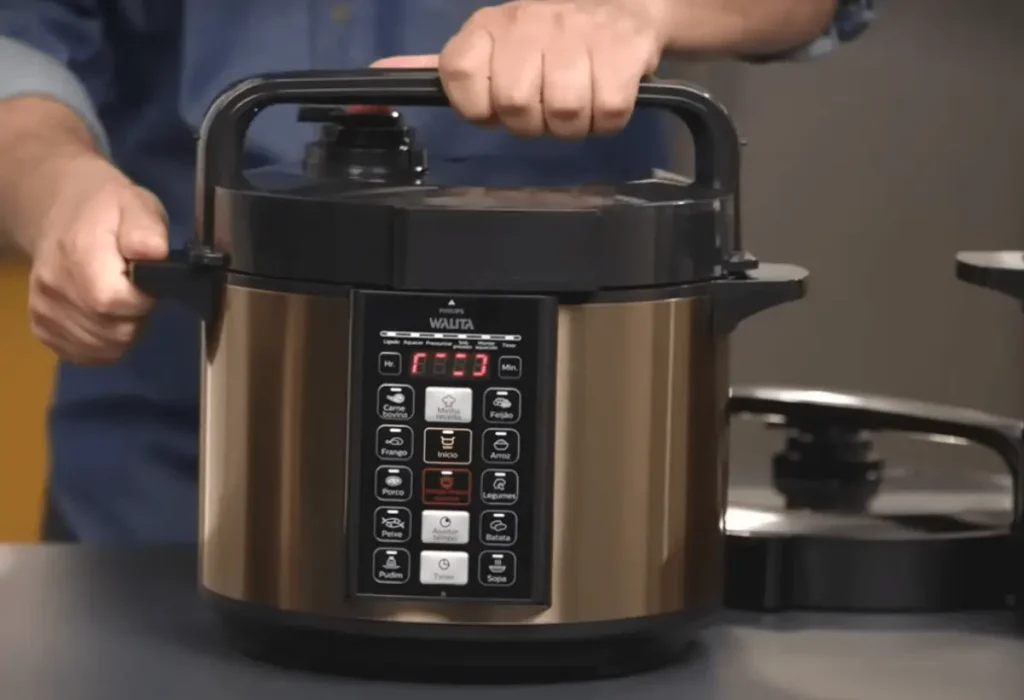 Uma panela de arroz elétrica em uma mesa.