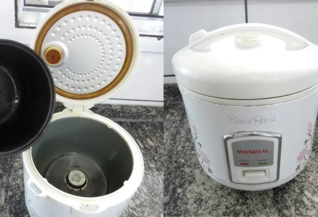 Uma panela elétrica de arroz em uma bancada.