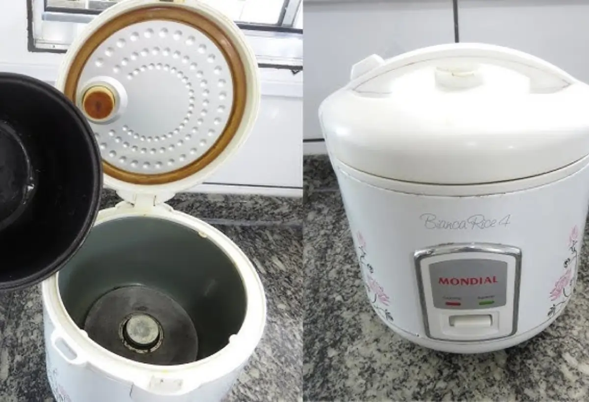 Uma panela elétrica de arroz em uma bancada.