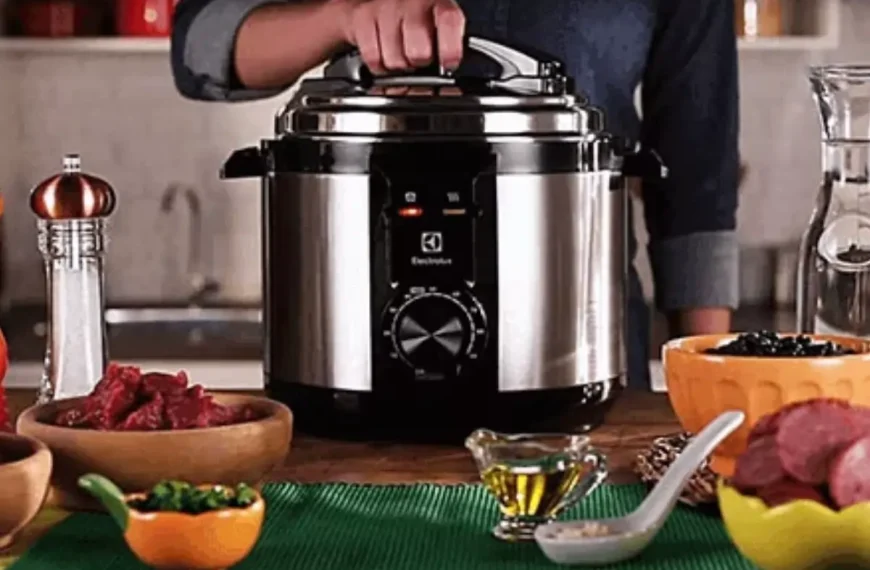 Uma panela elétrica de arroz em uma mesa.