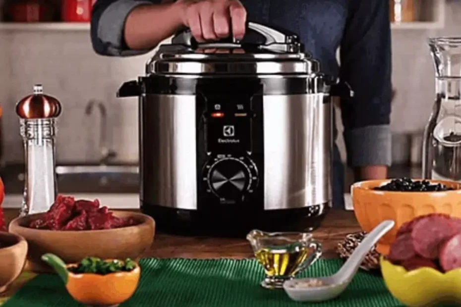 Uma panela elétrica de arroz em uma mesa.