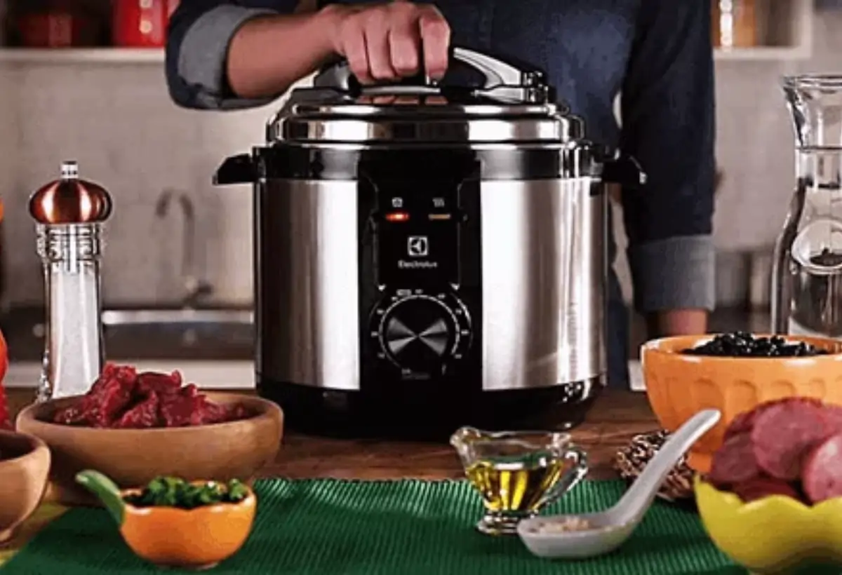 Uma panela elétrica de arroz em uma mesa.