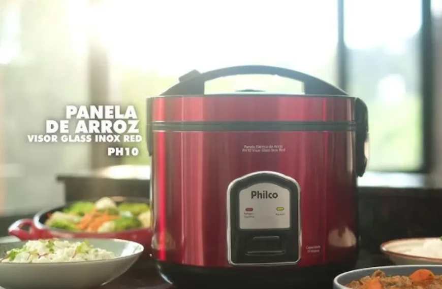 Uma panela elétrica de arroz philco visor glass inox ph10 em uma mesa.