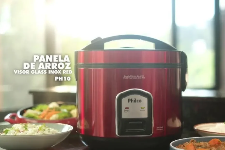 Uma panela elétrica de arroz philco visor glass inox ph10 em uma mesa.