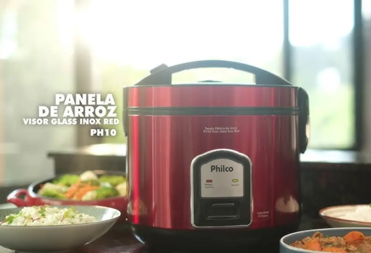 Uma panela elétrica de arroz philco visor glass inox ph10 em uma mesa.