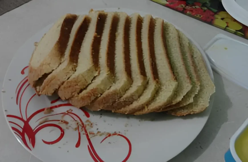 Um prato com pão caseiro feito na panela elétrica de arroz.