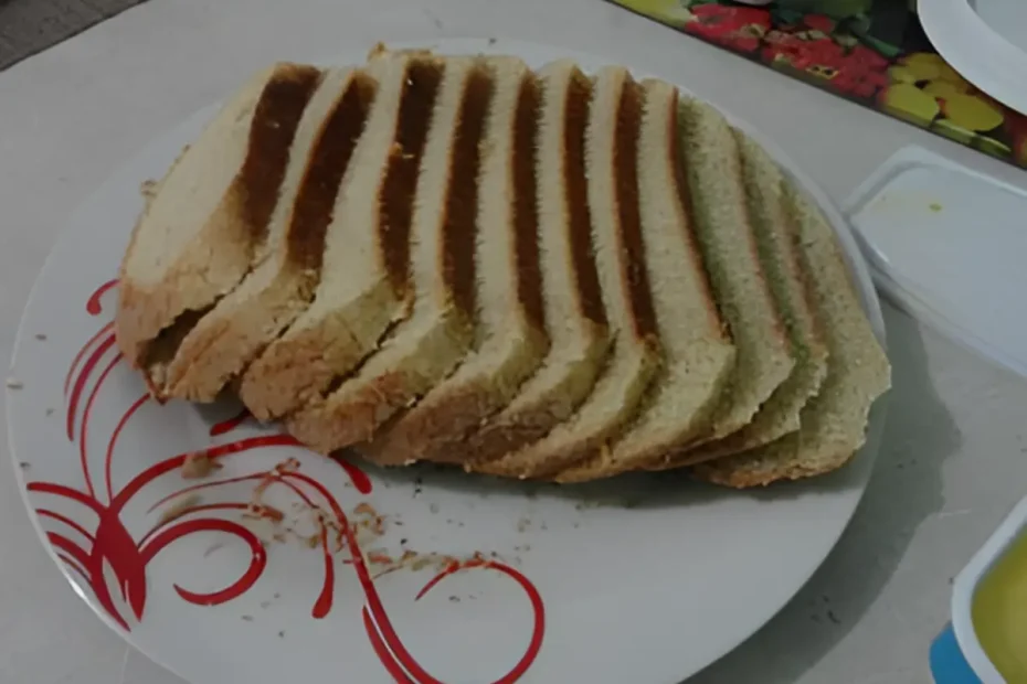 Um prato com pão caseiro feito na panela elétrica de arroz.