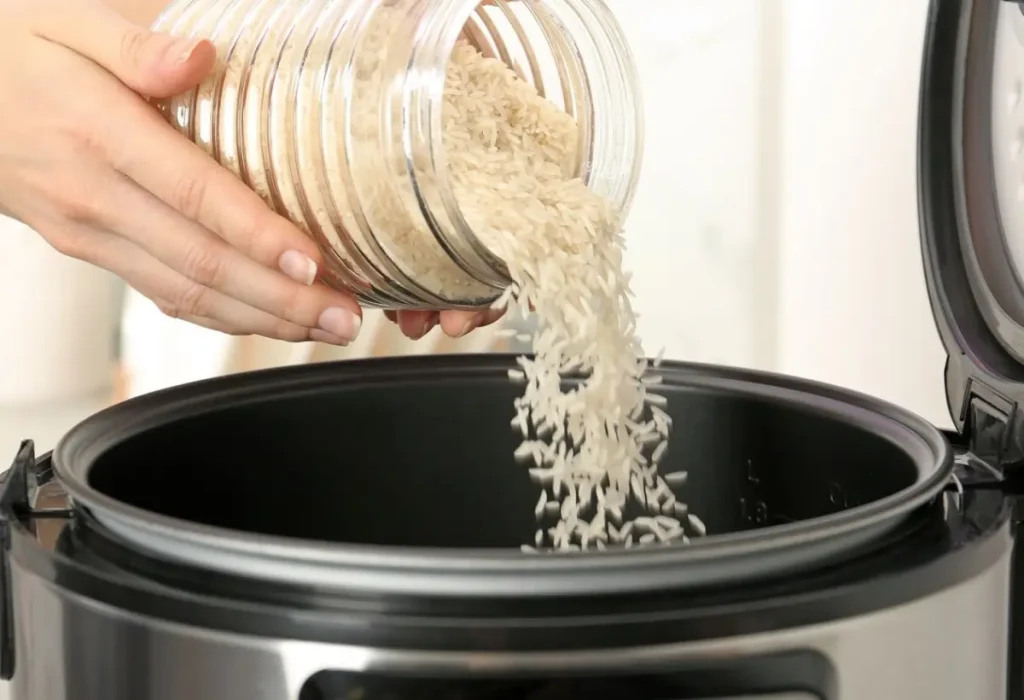 Uma panela de arroz elétrica.