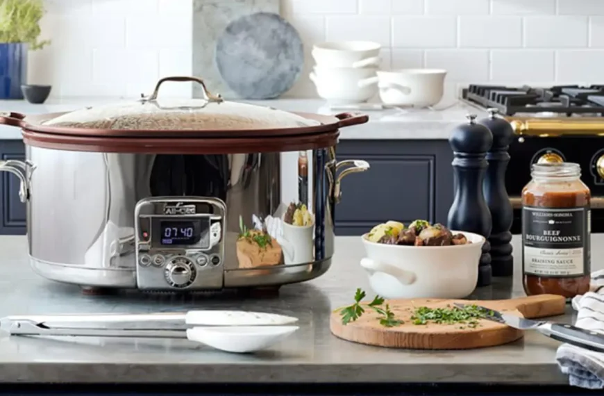 Uma panela de pressão elétrica de fazer arroz em uma mesa.