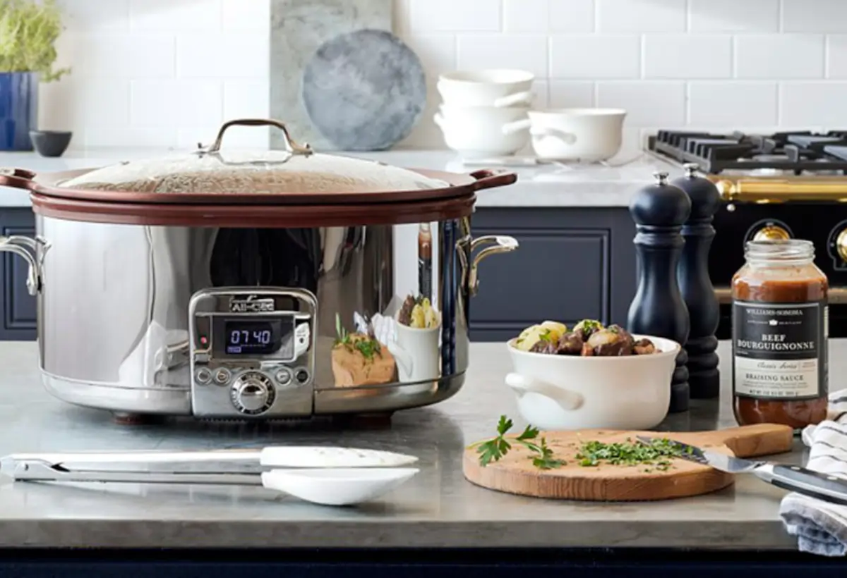 Uma panela de pressão elétrica de fazer arroz em uma mesa.