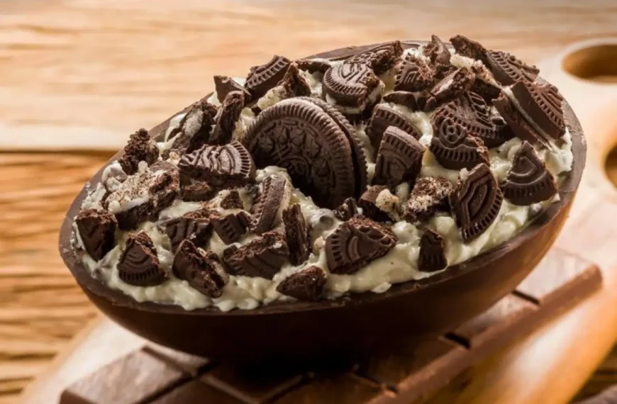 um ovo de cookies cream em uma mesa para ser servido.