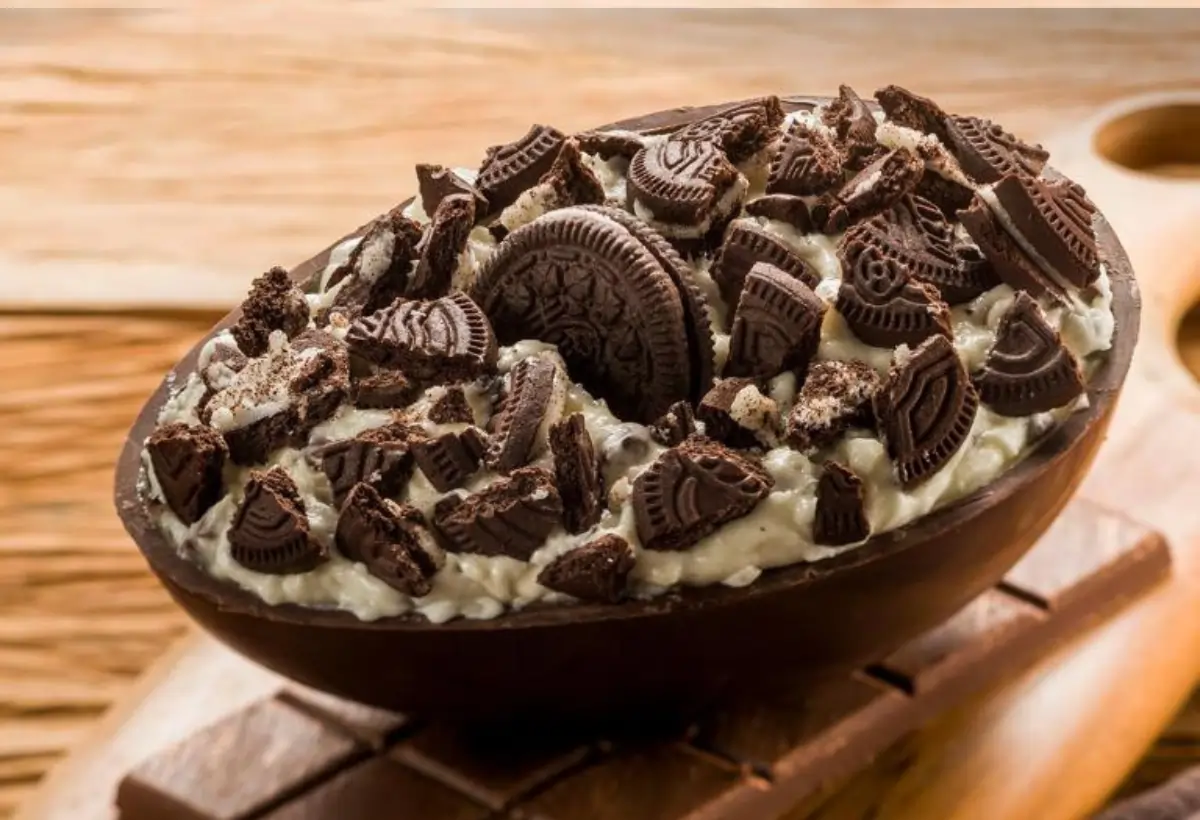 um ovo de cookies cream em uma mesa para ser servido.