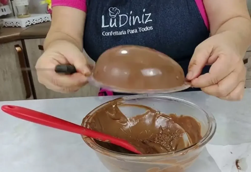 Uma confeiteira fazendo ovo de pascoa.