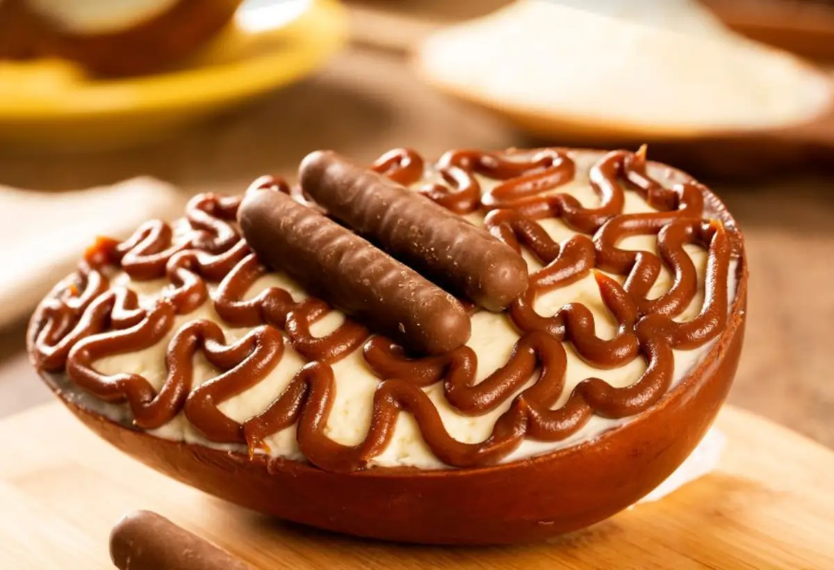Um ovo de páscoa com recheio de nutella.