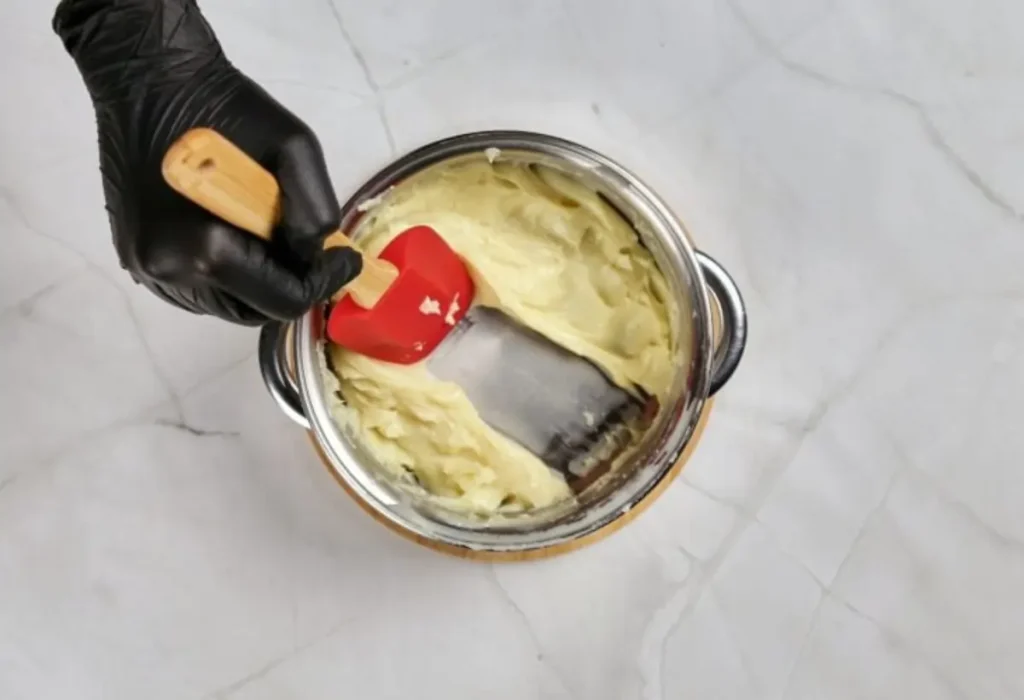 mistura de recheio de leitinho para colocar em um ovo de páscoa caseiro.