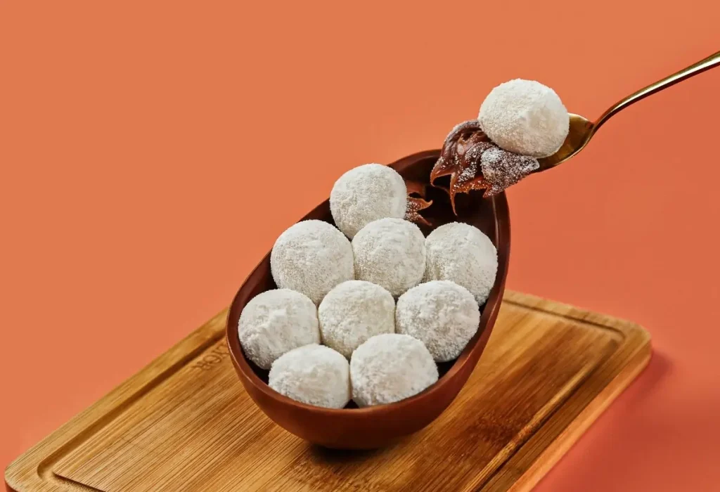 um ovo de pascoa caseiro de leitinho com avelã.