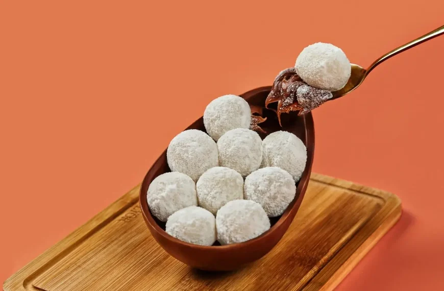 Um ovo de páscoa de leitinho com avelã.