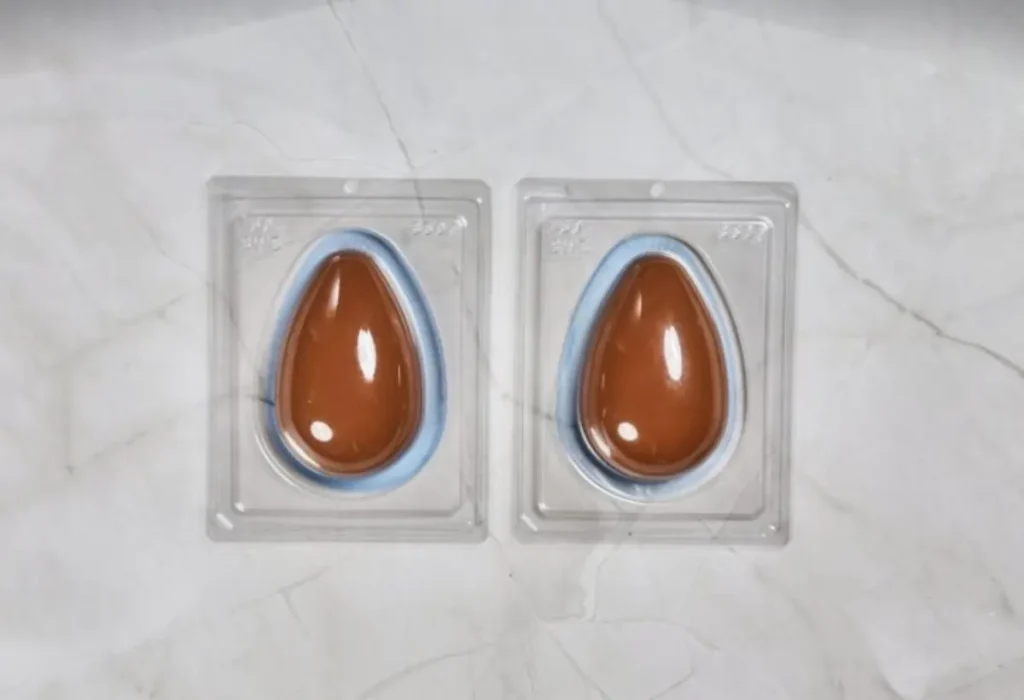 duas formas de ovo de pascoa.