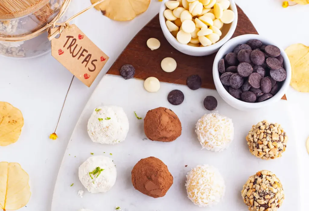 varias trufas de chocolate em uma mesa decorada.