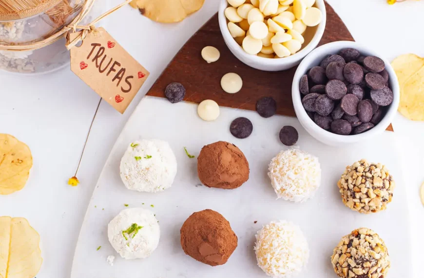 Trufas de chocolates variadas em uma mesa.
