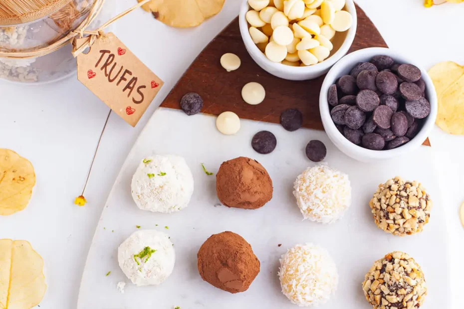 Trufas de chocolates variadas em uma mesa.